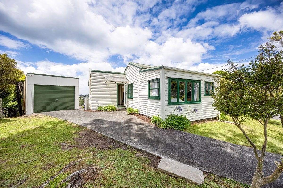 92 Knights Road, Rothesay Bay, Auckland - Carousel 1