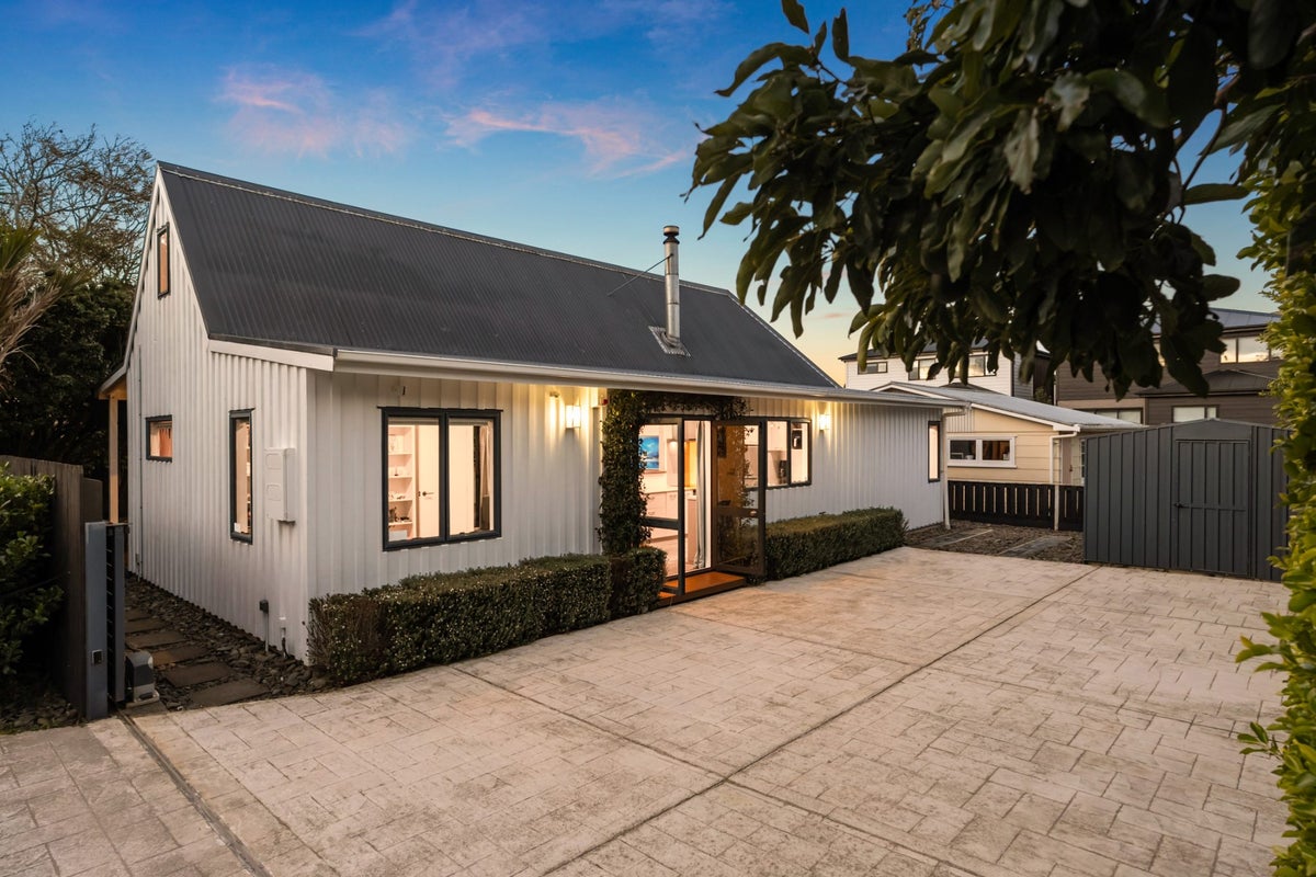 11A Wellesley Road, Mangere Bridge, Auckland - Carousel 1