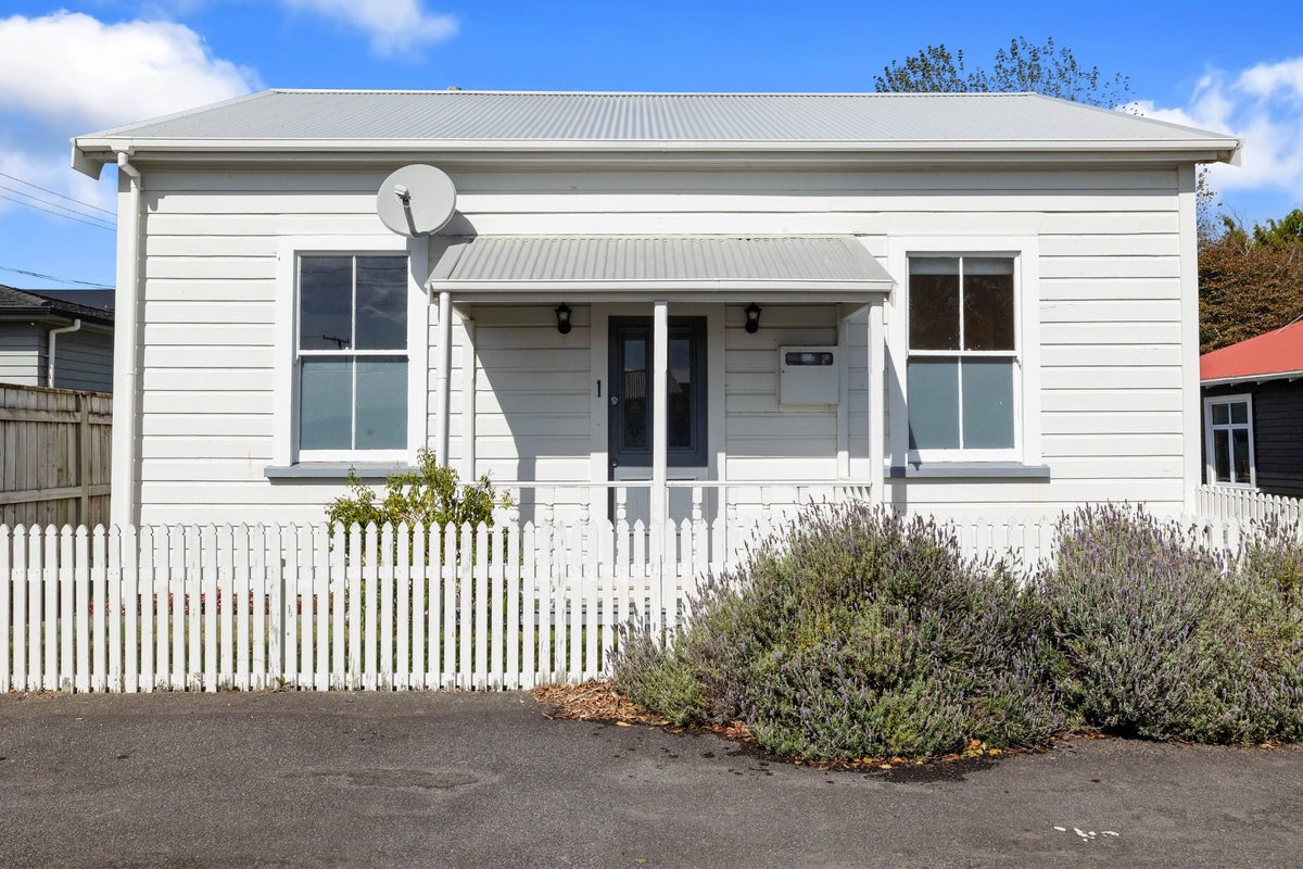1 Gaine Street, New Plymouth, New Plymouth - Carousel 1