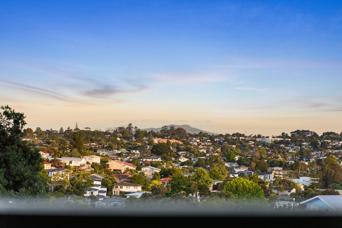 251 Sunset Road, Sunnynook, Auckland - Carousel 2