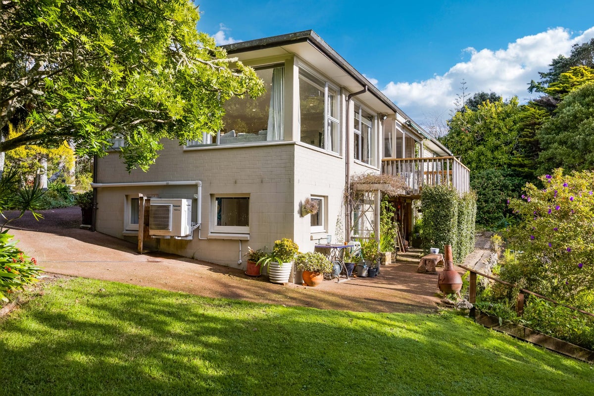1135 Scenic Drive North, Swanson, Auckland - Carousel 2