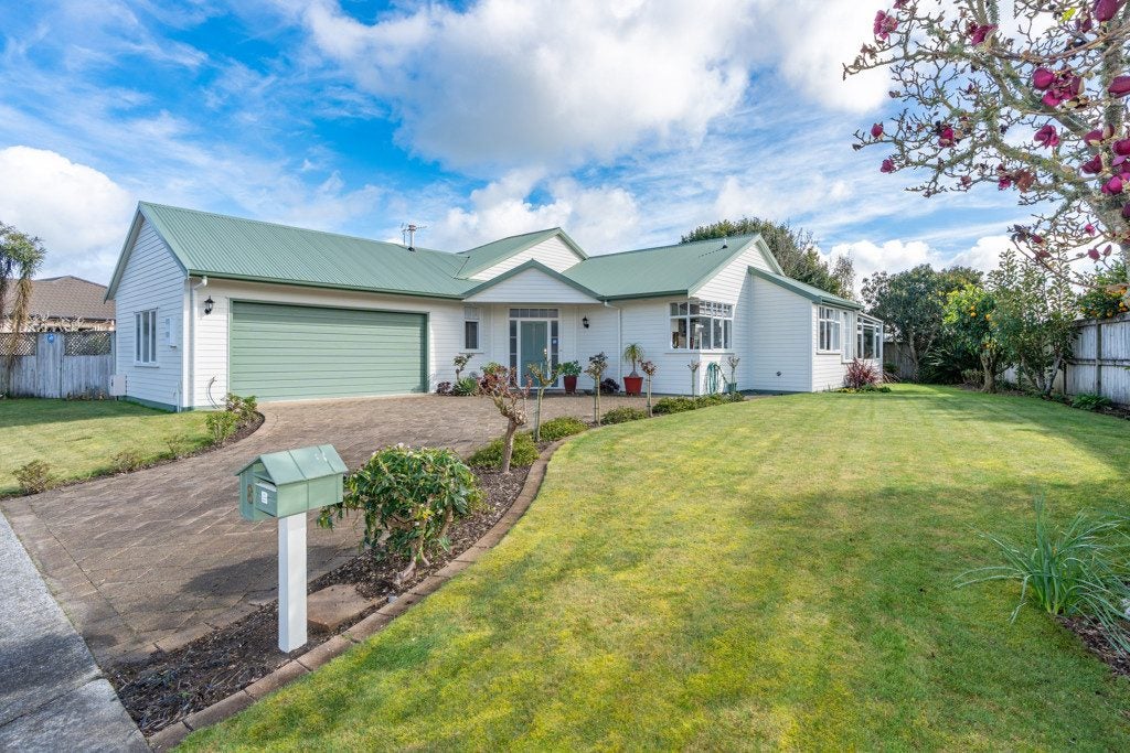 8 Sovereign Place, Rototuna North, Hamilton - Carousel 1