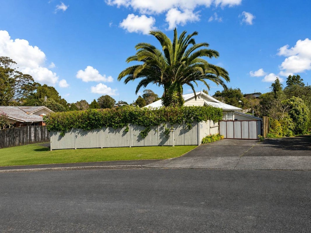 35 Cyclarama Crescent, Massey, Auckland - Carousel 1