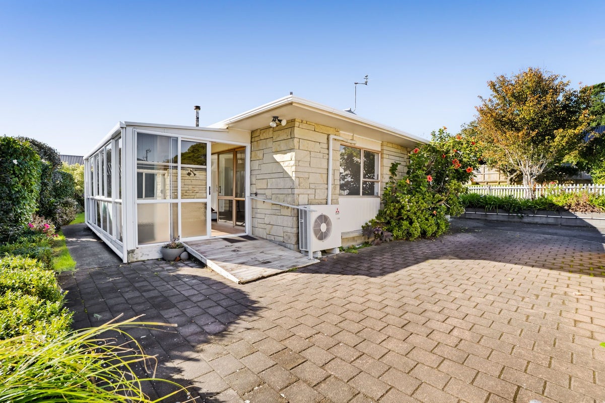 2/43 Mangorei Road, Strandon, New Plymouth - Carousel 1