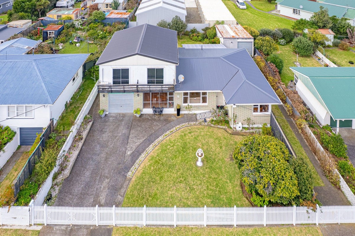 39 Victoria Street, Patea - Carousel 1