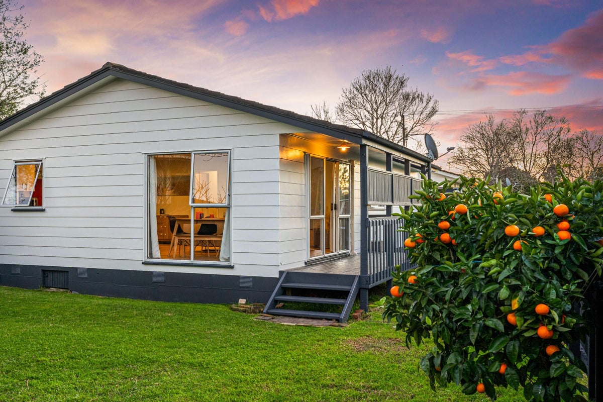 92B Beach Road, Te Atatu Peninsula, Auckland - Carousel 1