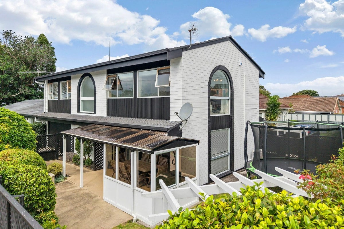 1/303 Point Chevalier Road, Point Chevalier, Auckland - Carousel 1