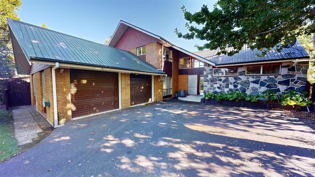 2 Vista Place, Kawaha Point, Rotorua - Carousel 1