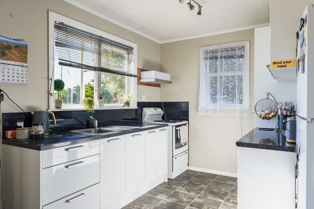 18 Wyatt Avenue, Onekawa, Napier - Carousel 1