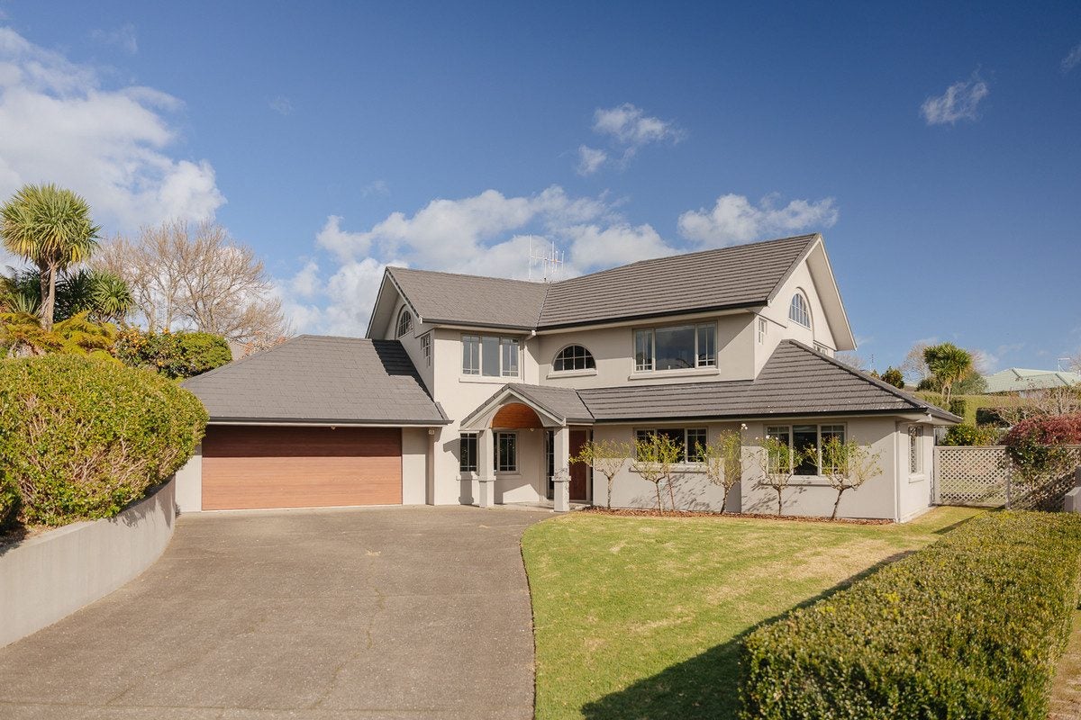 4 Caernarvon Rise, Bethlehem, Tauranga - Carousel 1
