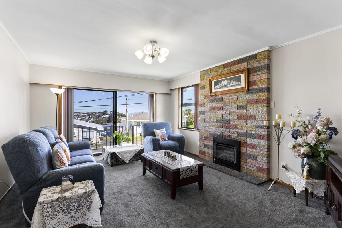 22 Cotswold Crescent, Newlands, Wellington - Carousel 2