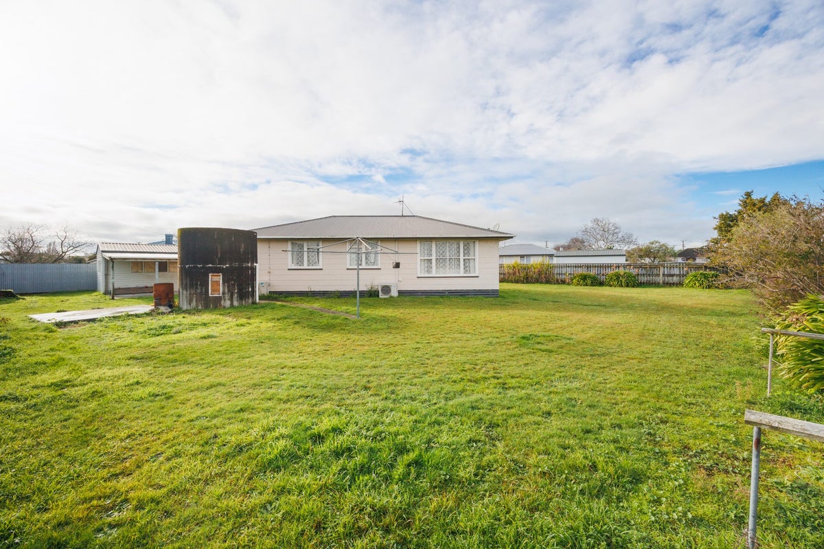 33 Holland Crescent, Bulls - Carousel 2