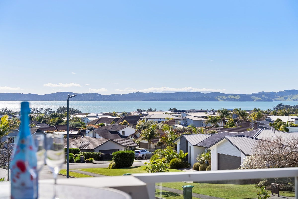 13 Thistle Close, Beachlands, Auckland - Carousel 2
