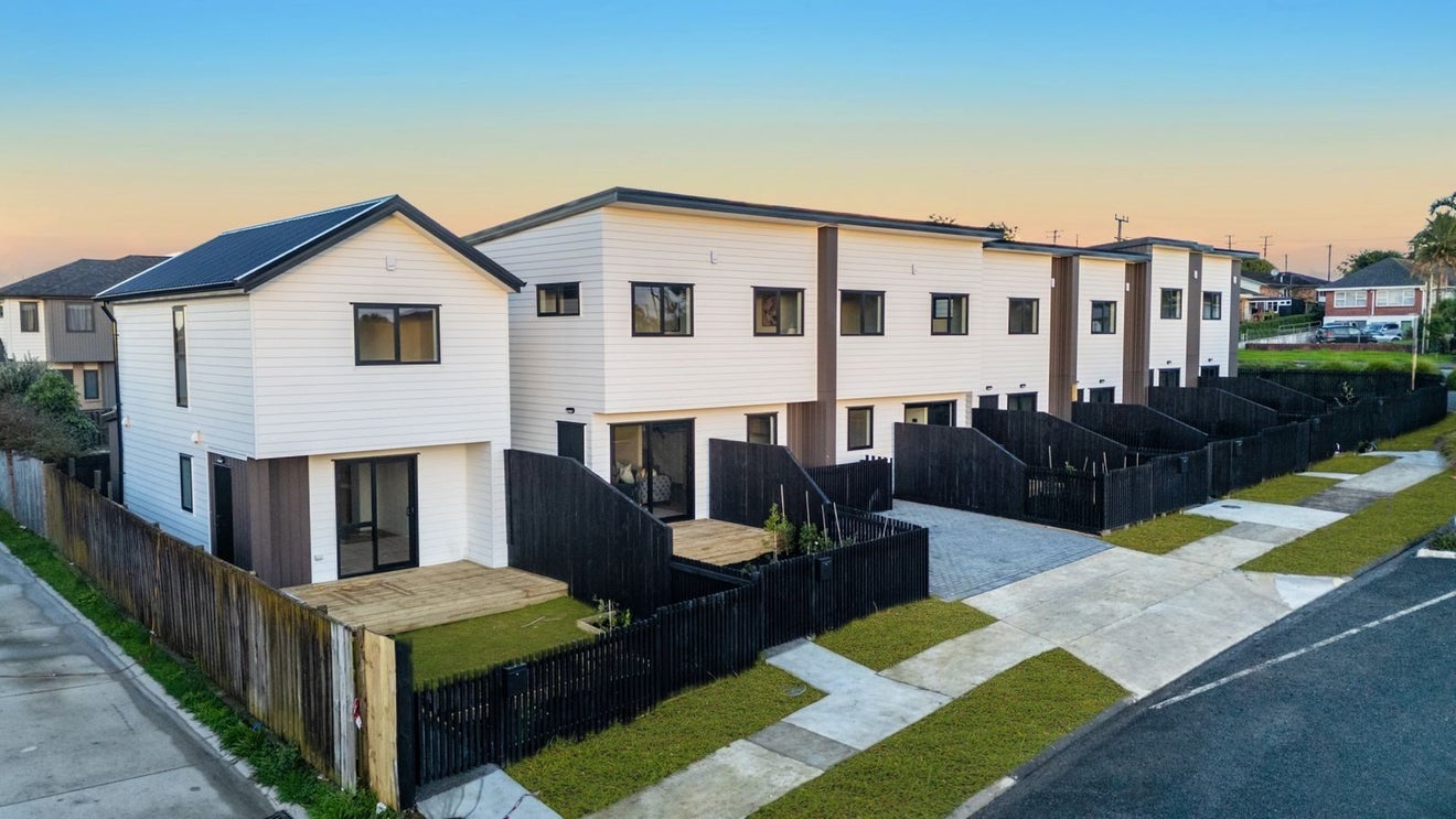 2/1 Duggan Avenue, Mangere, Auckland - Carousel 1