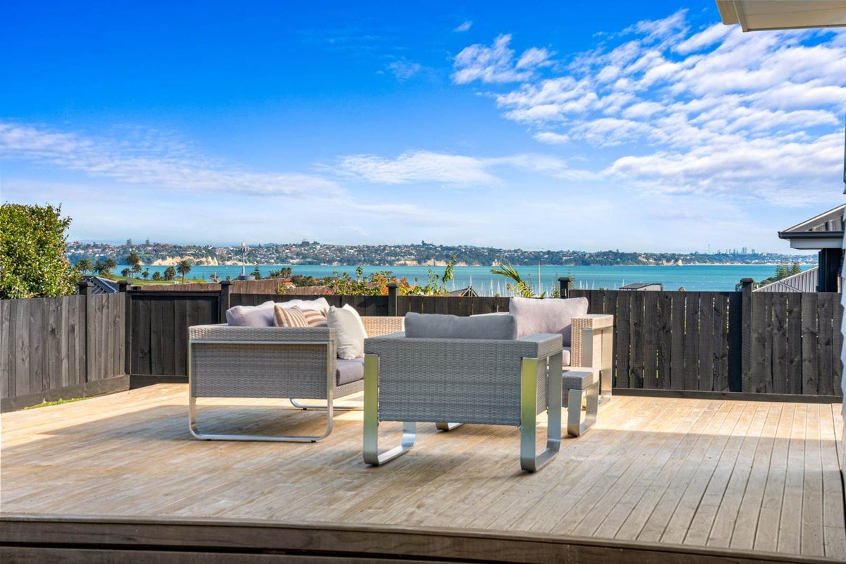 61 Eighth View Avenue, Beachlands, Auckland - Carousel 1