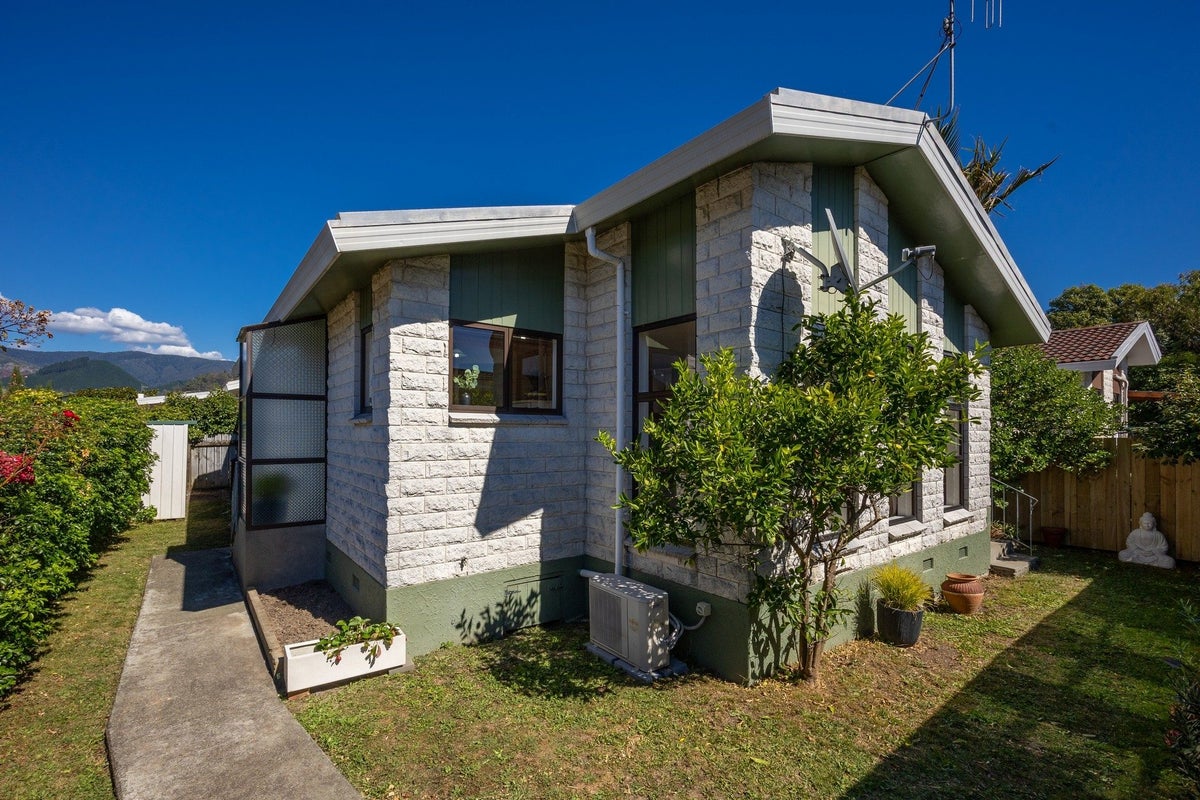 2/11 Cambria Street, The Wood, Nelson - Carousel 1