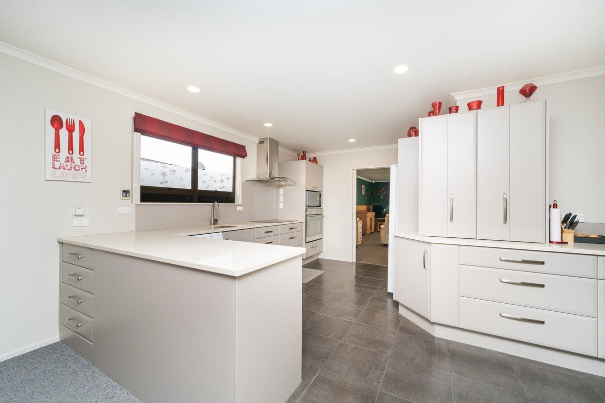 24 Anakiwa Street, Kelvin Grove, Palmerston North - Carousel 2