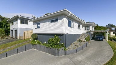 17 Padnell Crescent, Paparangi, Wellington - Carousel 1