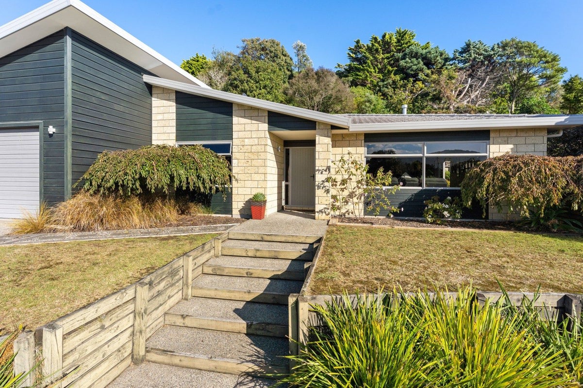 14 Leanne Way, Waikanae Beach, Waikanae - Carousel 2