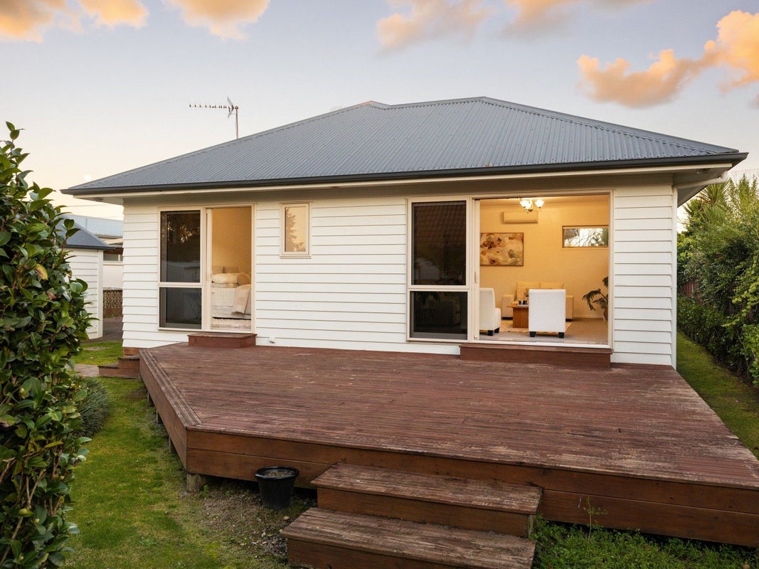 73 Cook Street, Hamilton East, Hamilton - Carousel 2