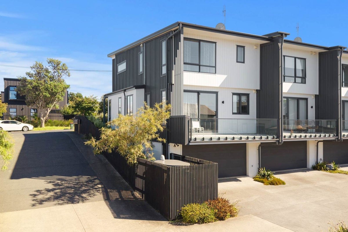 8C Lyndhurst Street, Wai o Taiki Bay, Auckland - Carousel 1