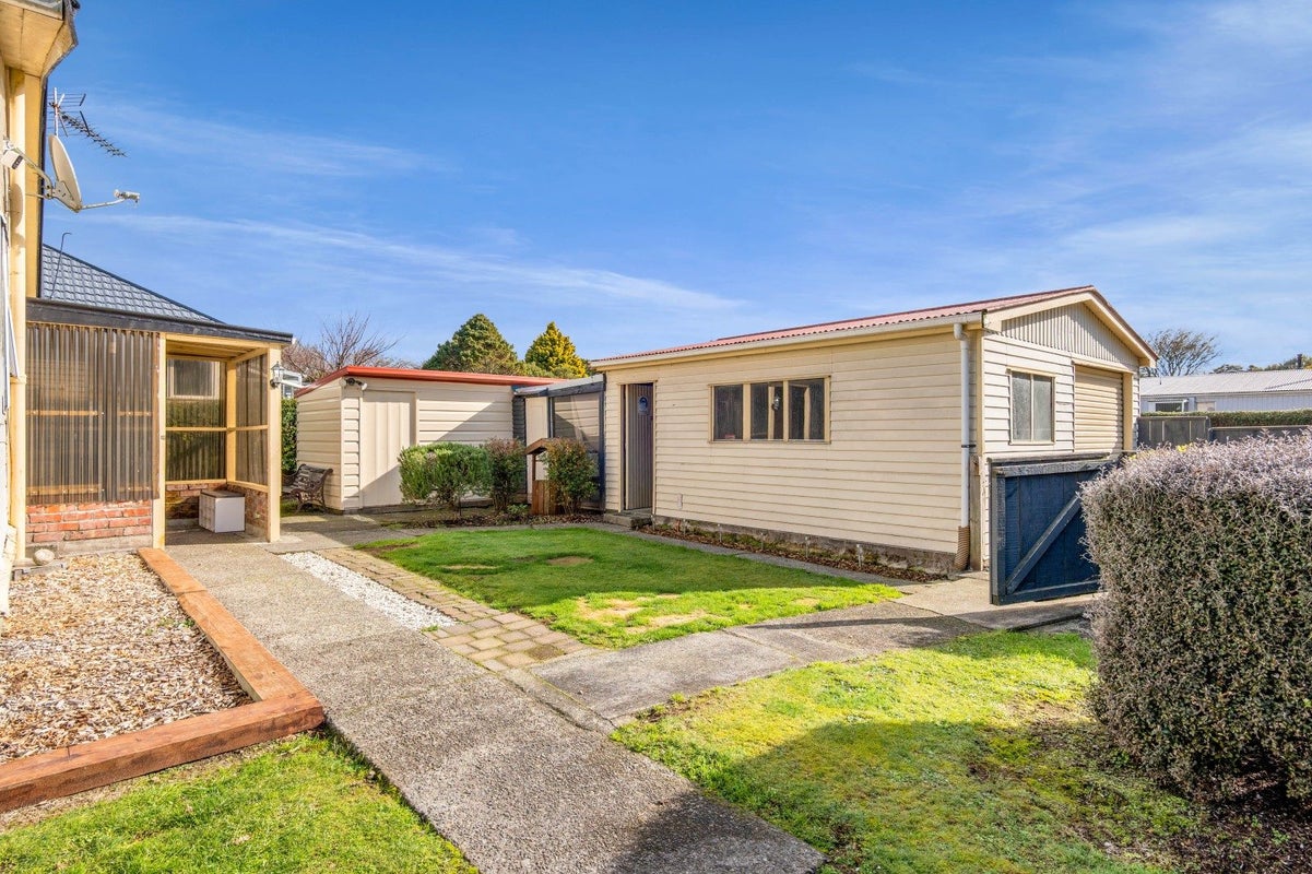 5 Percy Avenue, Stratford - Carousel 2