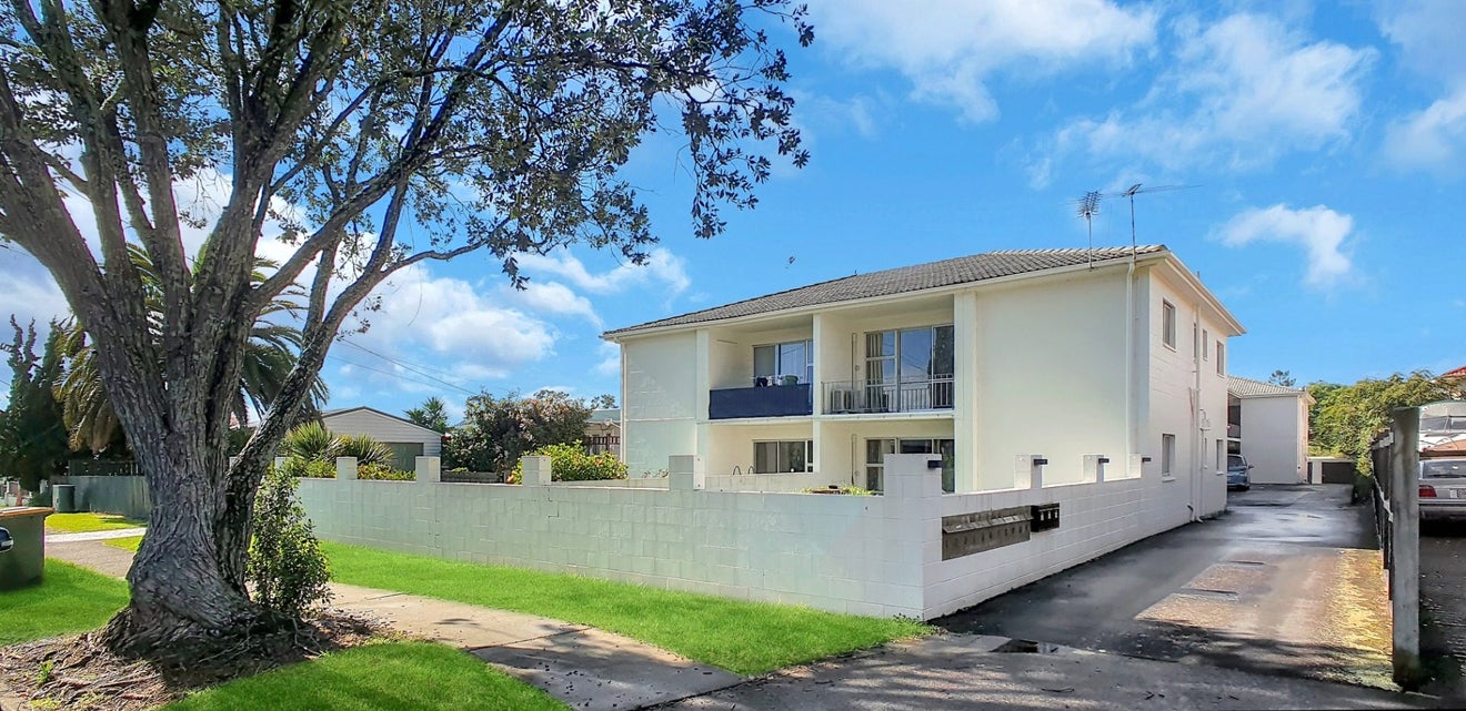 15 Queen Mary Avenue, New Lynn, Auckland - Carousel 1