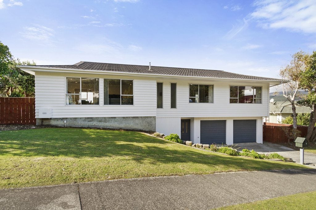 4 Saint Aidans Way, Tawa, Wellington - Carousel 1