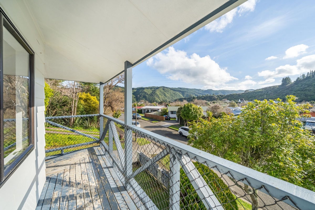 7 Jasper Grove, Birchville, Upper Hutt - Carousel 2