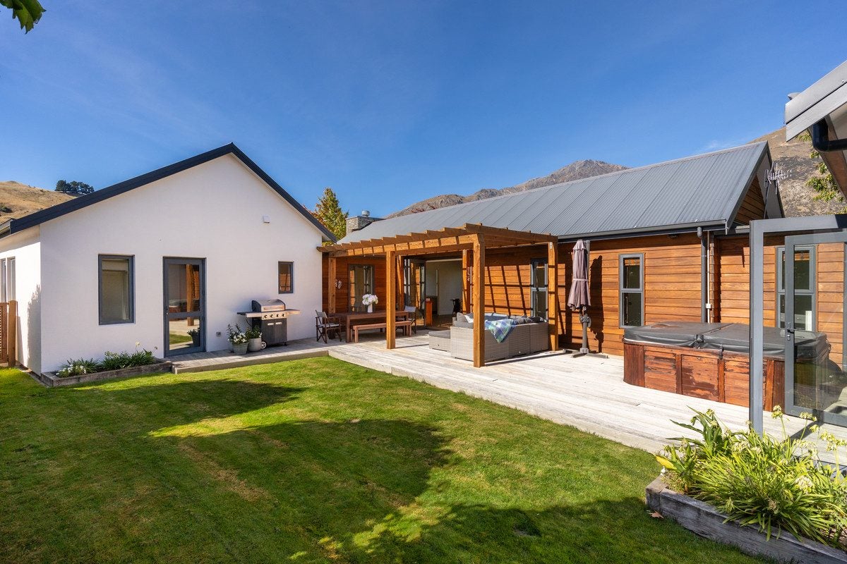 2 Bridesdale Drive, Lake Hayes, Queenstown - Carousel 2