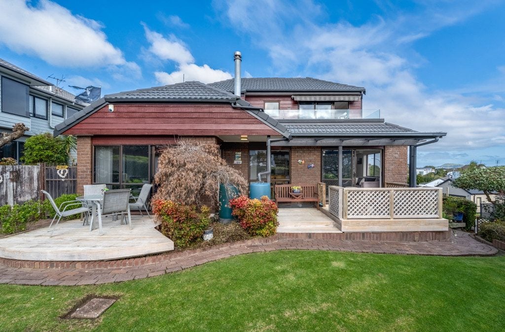 1/2 Basilton Close, Bucklands Beach, Auckland - Carousel 1