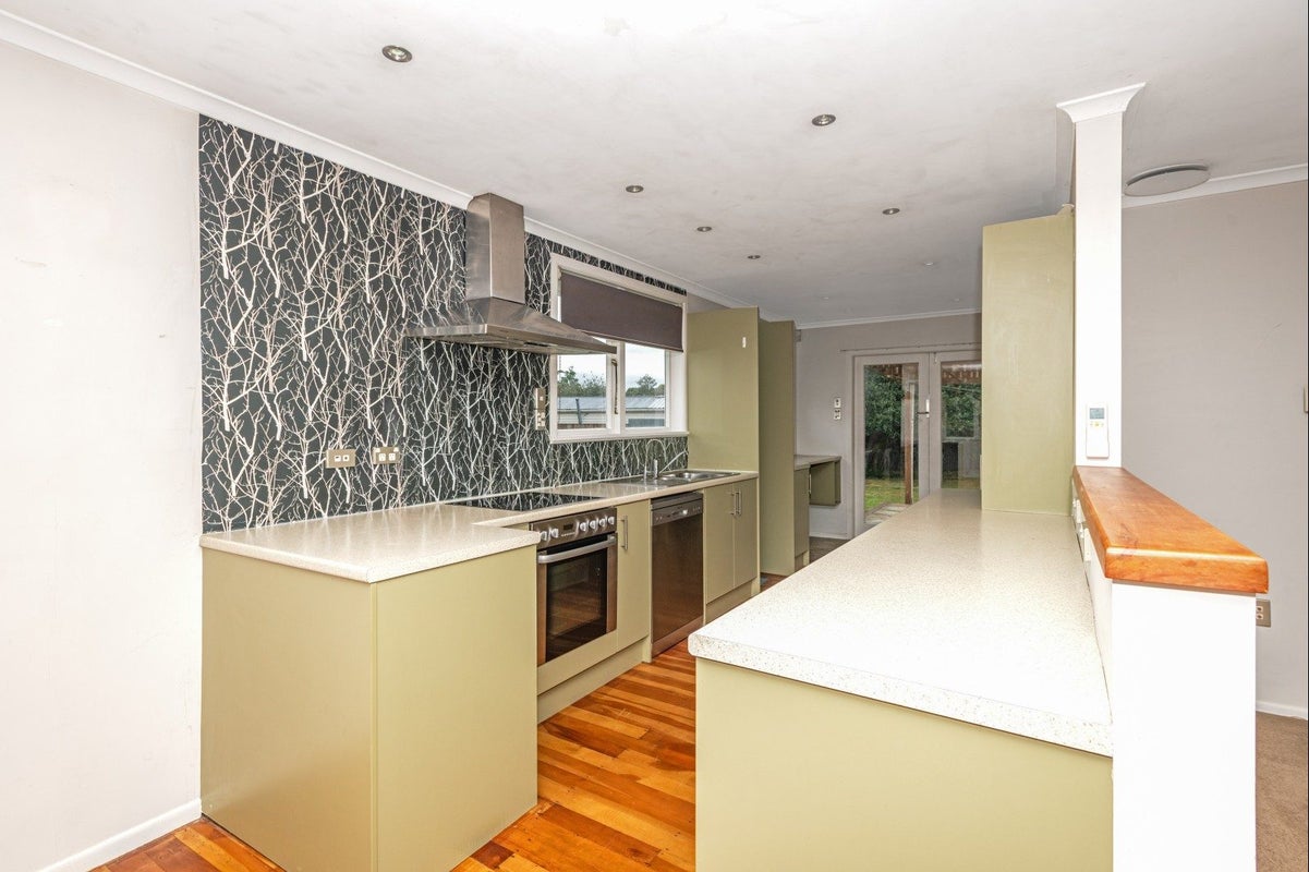 8 Bradford Place, Awapuni, Palmerston North - Carousel 1