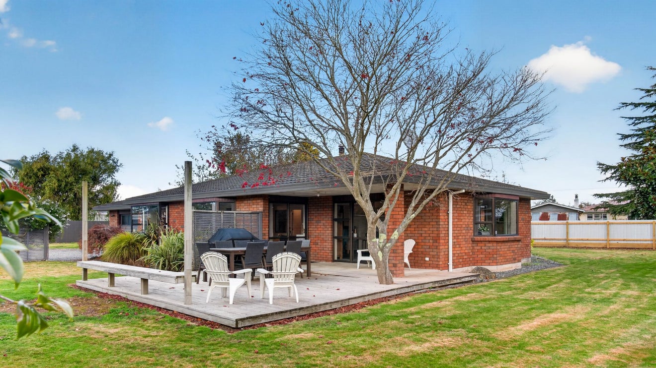 270A High Street South, Carterton - Carousel 1