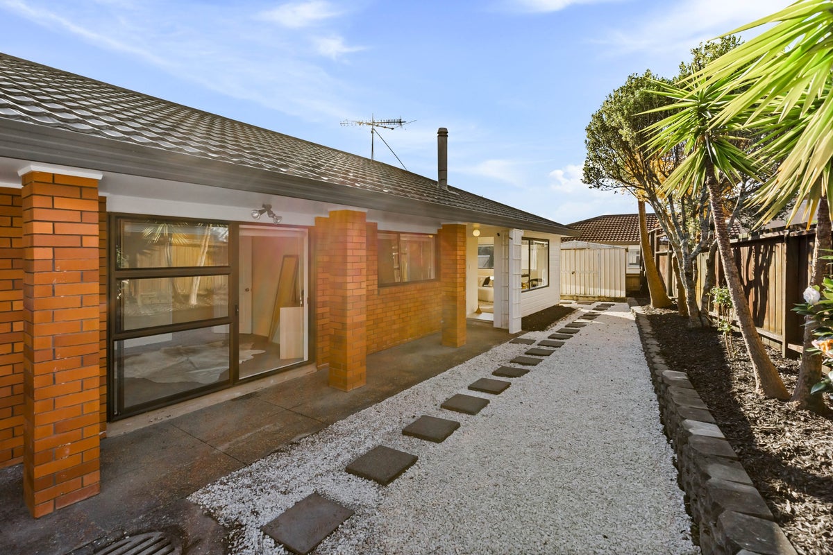 2/16 Matisse Drive, West Harbour, Auckland - Carousel 2