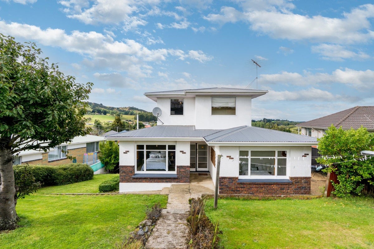 66 Waldron Crescent, Green Island, Dunedin - Carousel 1