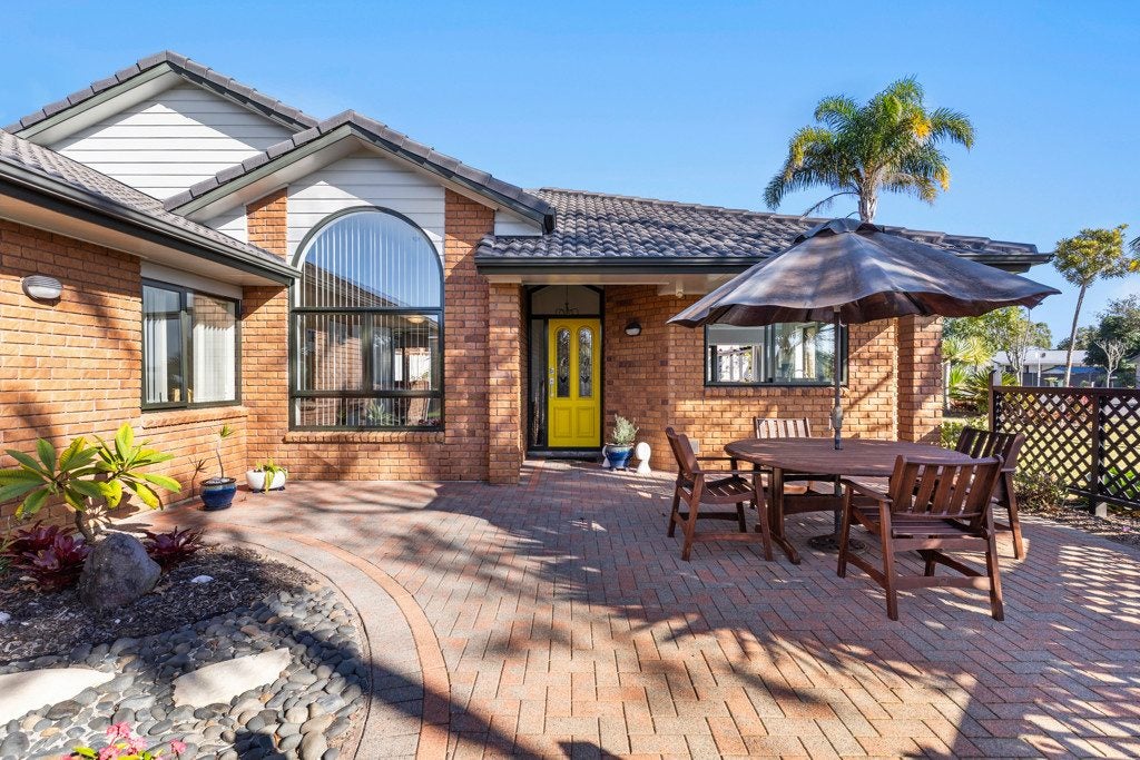 15 Tington Avenue, Wattle Downs, Auckland - Carousel 1