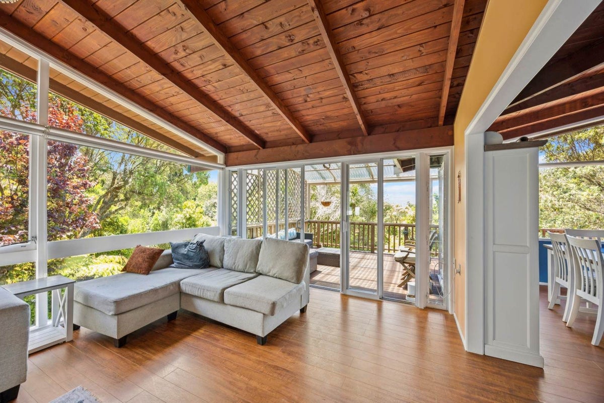 12 Raroa Terrace, Waiatarua, Auckland - Carousel 2
