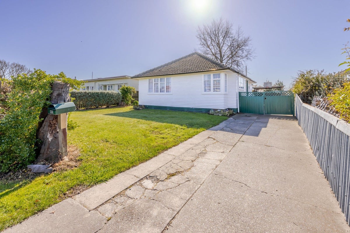 1011 St Aubyn Street West, Saint Leonards, Hastings - Carousel 1