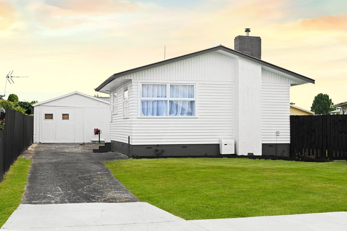 10 Pamela Place, Deanwell, Hamilton - Carousel 1