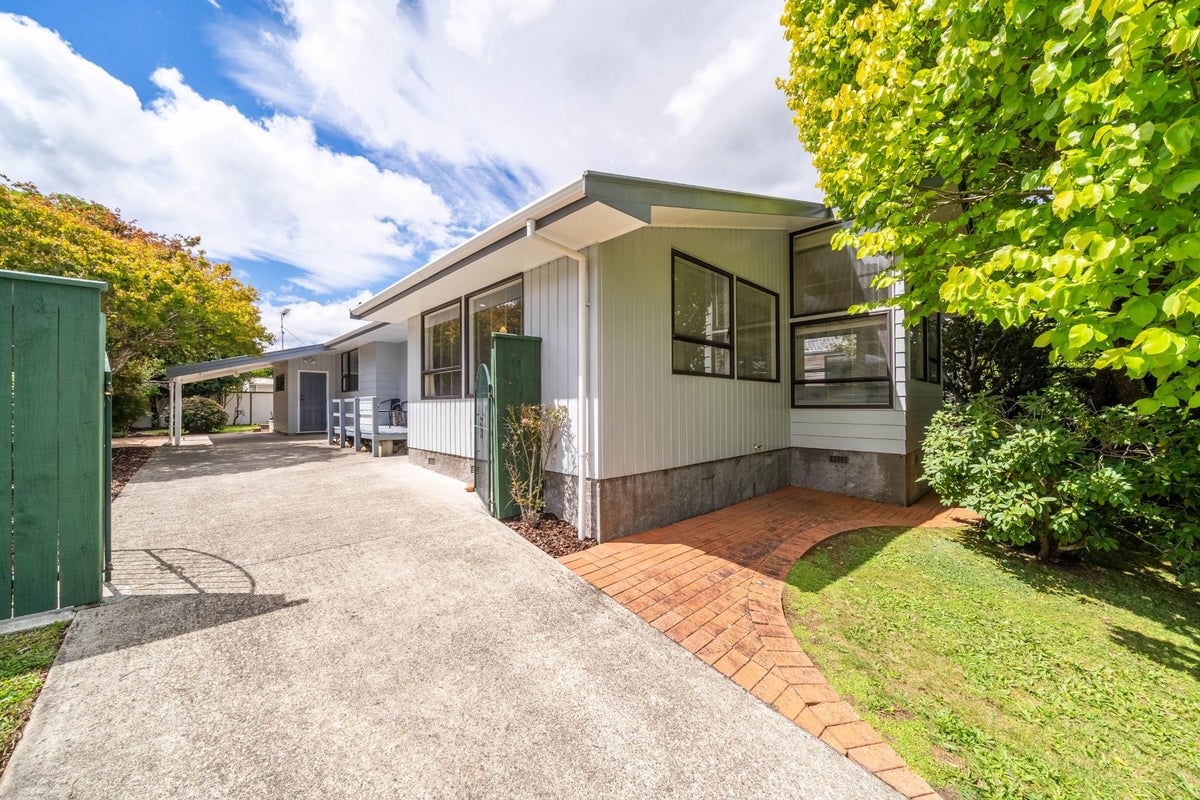 6 Denver Grove, Totara Park, Upper Hutt - Carousel 1