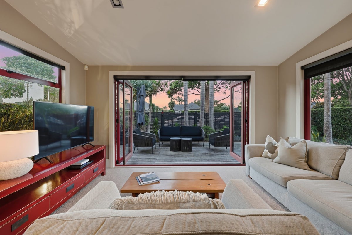 18 Alberta Street, Point Chevalier, Auckland - Carousel 2