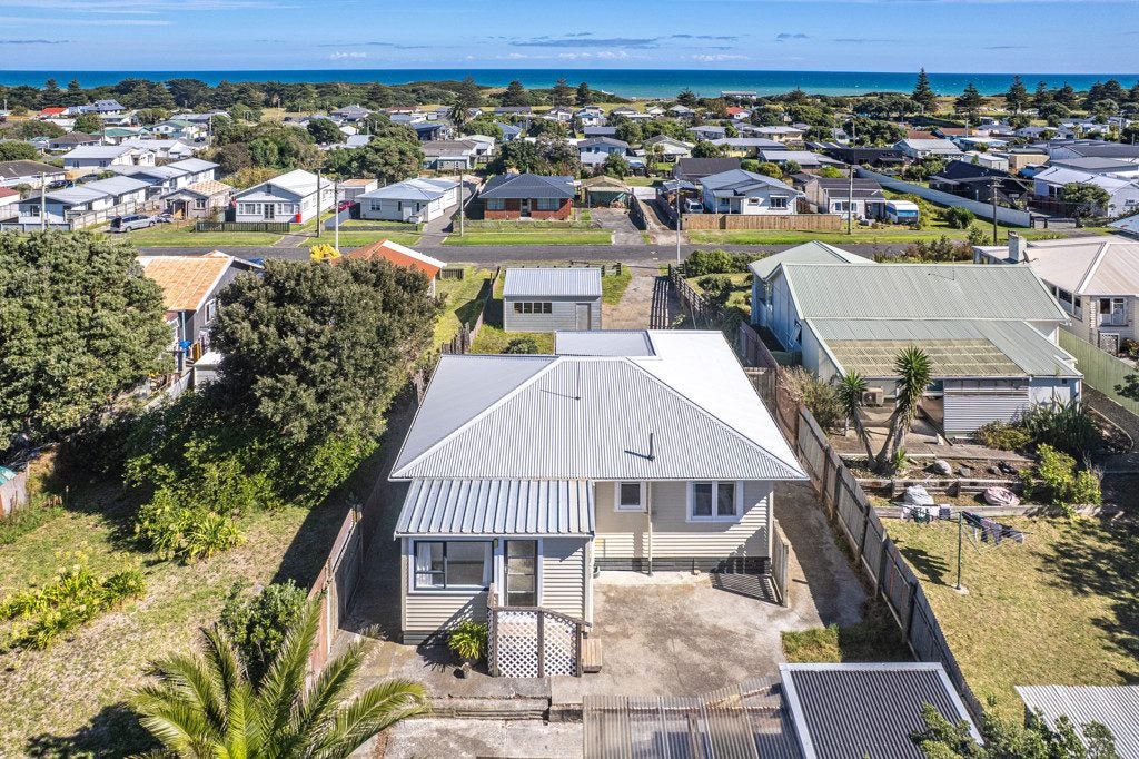 12 Matai Street, Castlecliff, Whanganui - Carousel 1