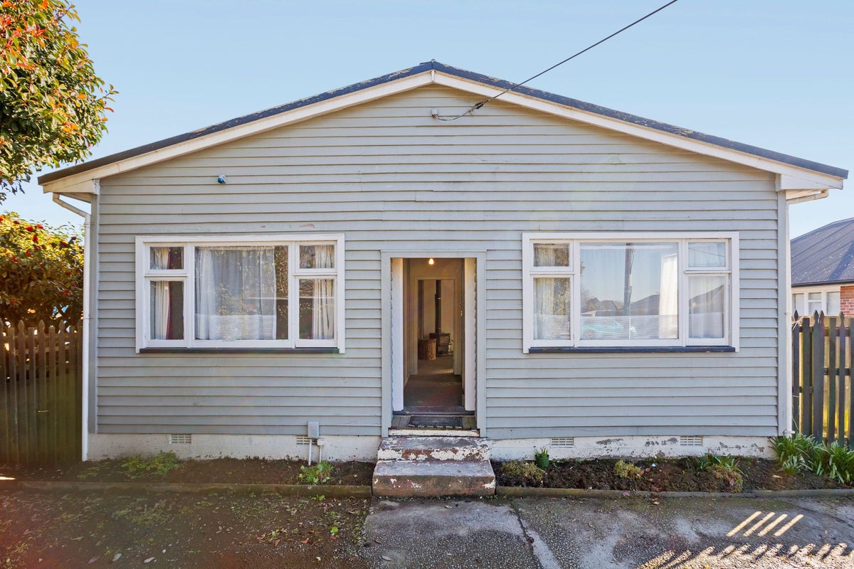 1/126 Springs Road, Hornby, Christchurch - Carousel 1