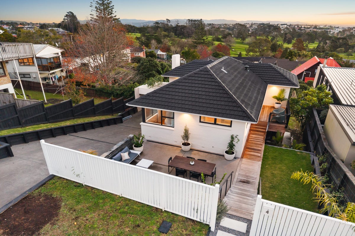 4 Noel Place, Mount Roskill, Auckland - Carousel 1