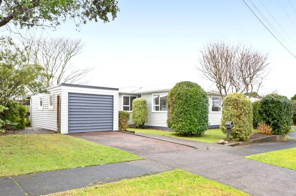 9 Elm Grove, Westown, New Plymouth - Carousel 1