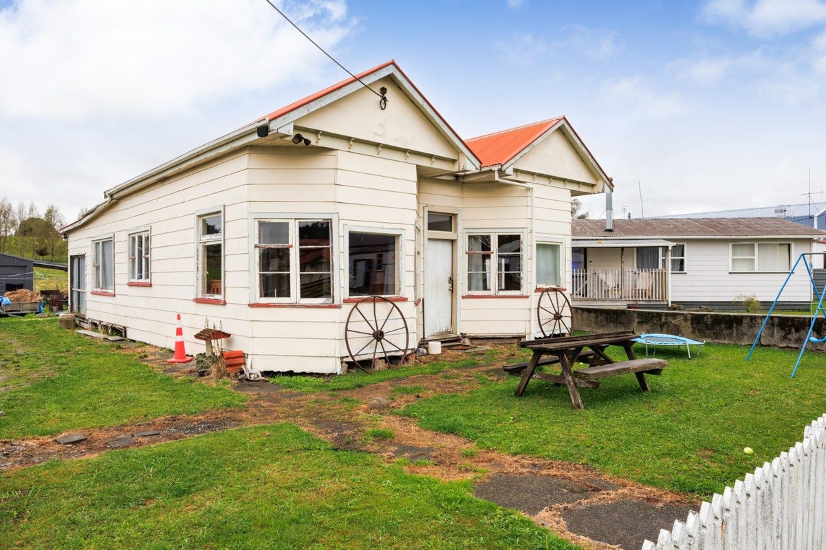80 Willoughby Street, Halcombe, Feilding - Carousel 1
