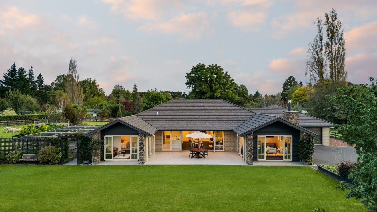 24 Hodge Drive, Tamahere, Hamilton - Carousel 1