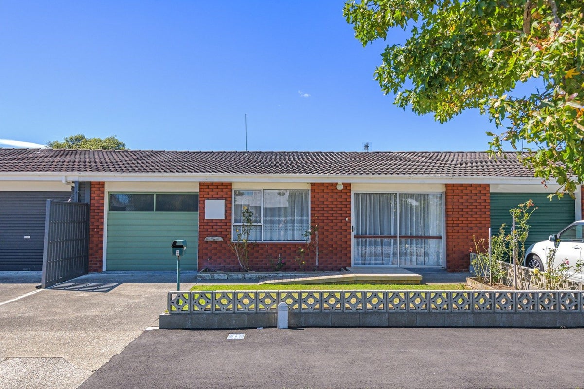 4 Nikau Street, Takaro, Palmerston North - Carousel 1