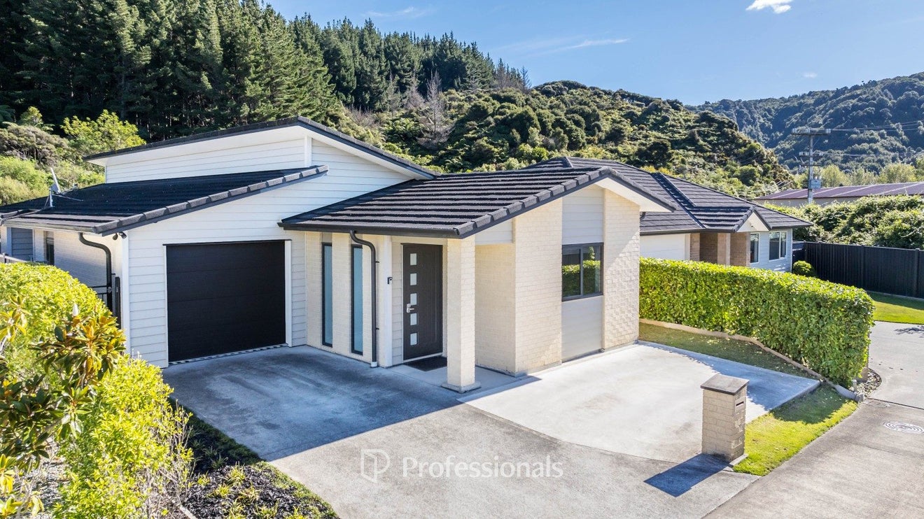 27 Somerby Mews, Silverstream, Upper Hutt - Carousel 1