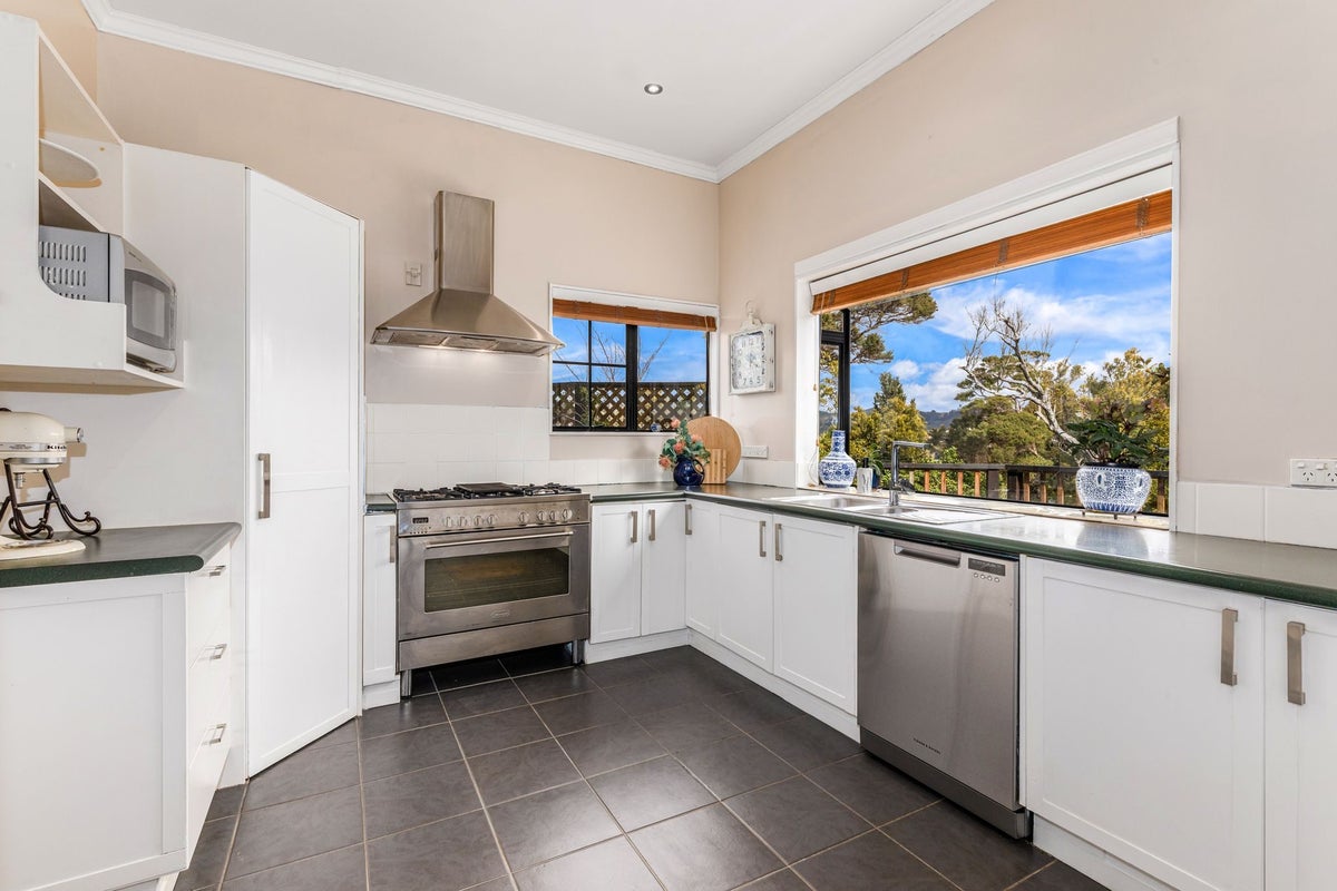 6 Samwell Drive, Whitby, Porirua - Carousel 2